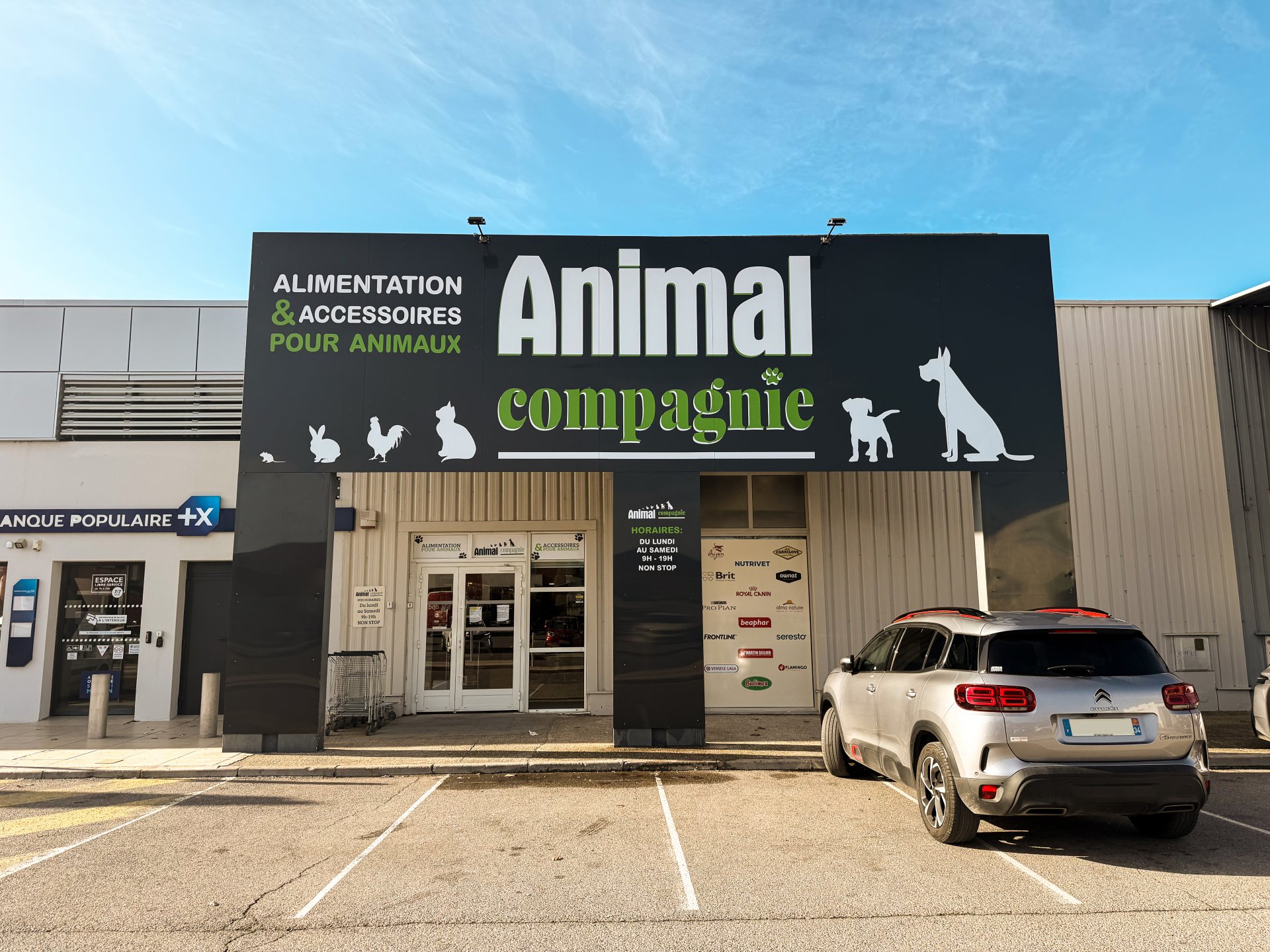 Vue extérieur de la façade du magasin