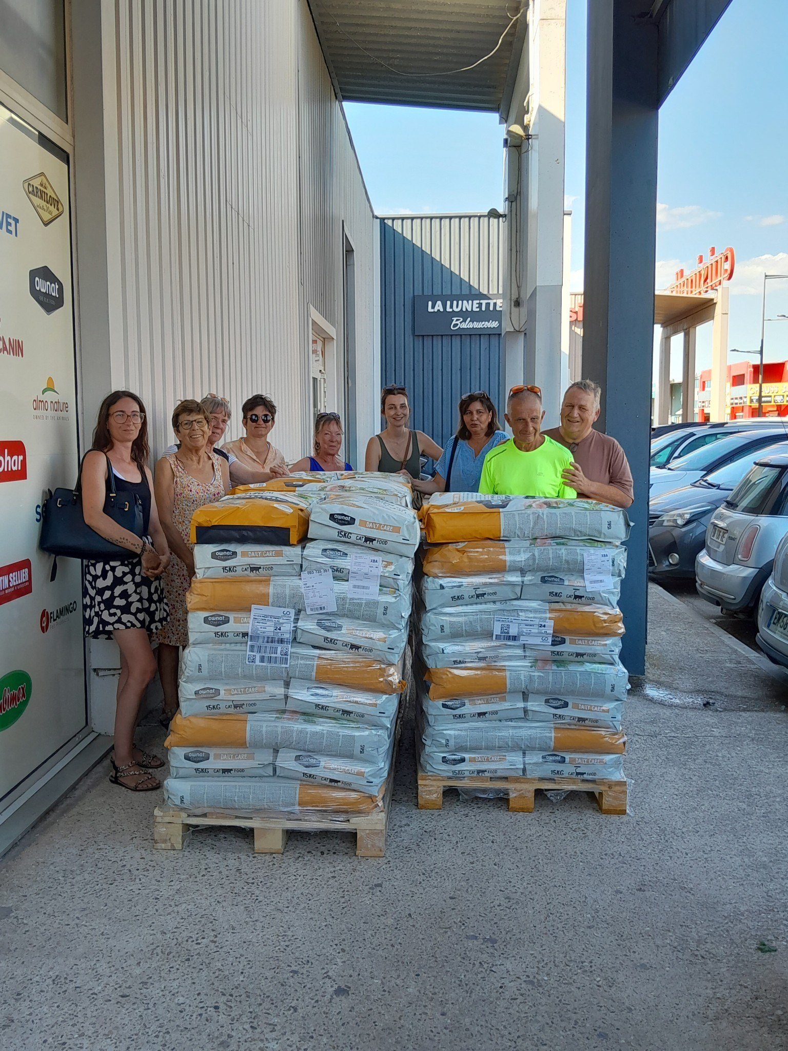 Eric Foutrier le gérant d'Animal Compagnie 34 accompagnés des bénévoles des associations.